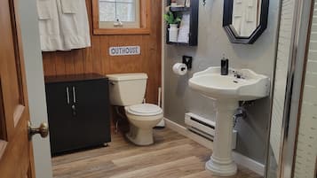 Een douche, een haardroger, handdoeken, zeep