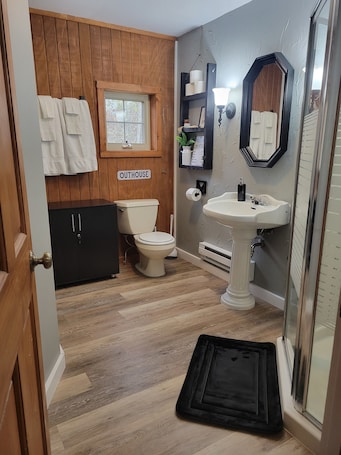 Shower, hair dryer, towels, soap. Tranquil red cabin at River Rail Retreats at palisades