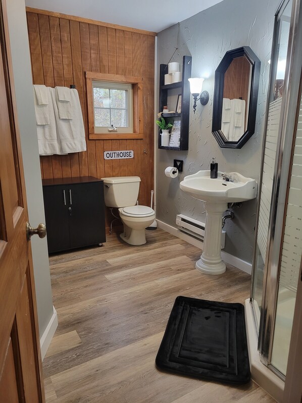 Shower, hair dryer, towels, soap - Tranquil red cabin at River Rail Retreats at palisades (Savanna)
