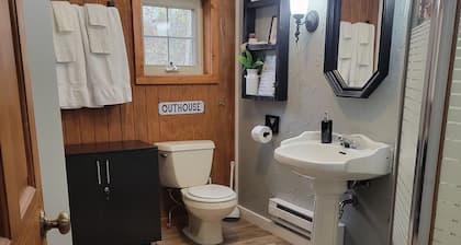 Tranquil red cabin at River Rail Retreats at palisades