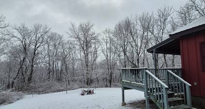 Tranquil red cabin at River Rail Retreats at palisades