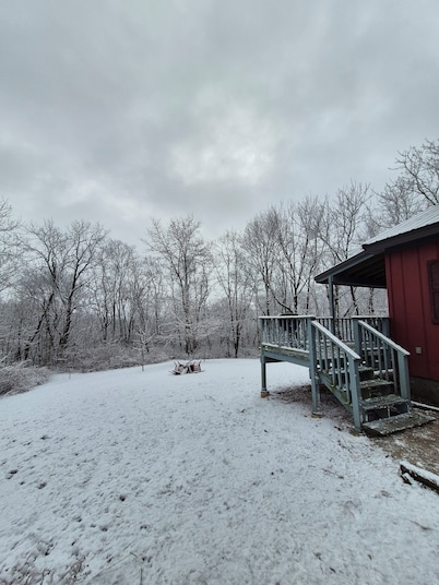 Tranquil red cabin at River Rail Retreats at palisades