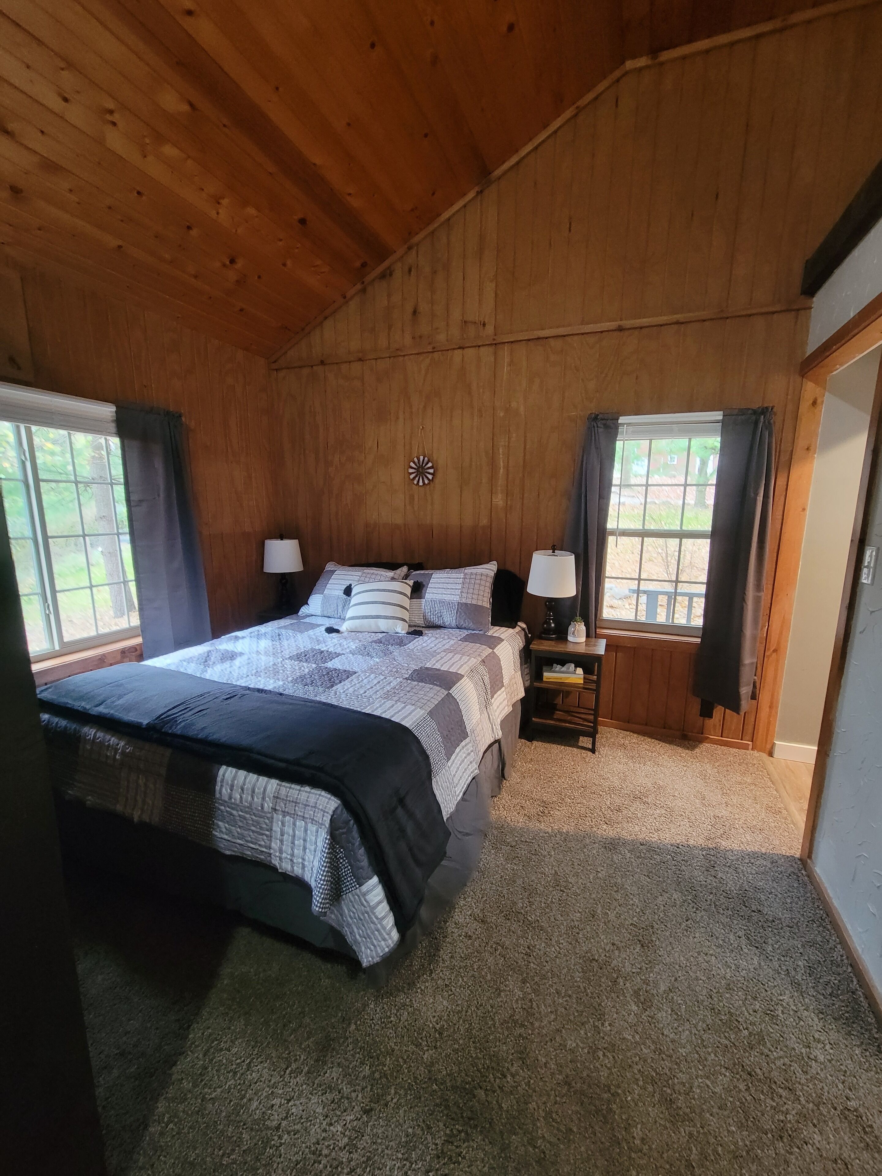 1 slaapkamer, een strijkplank/strijkijzer, beddengoed