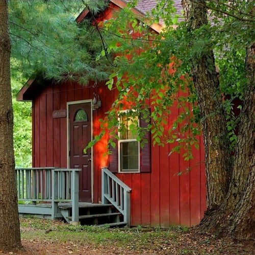 Tranquil red cabin at River Rail Retreats at palisades