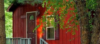 Tranquil red cabin at River Rail Retreats at palisades