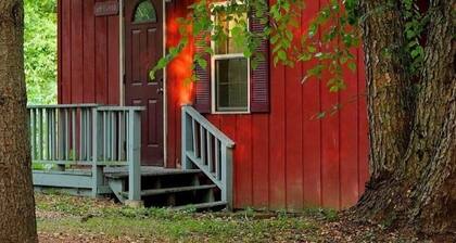 Tranquil red cabin at River Rail Retreats at palisades