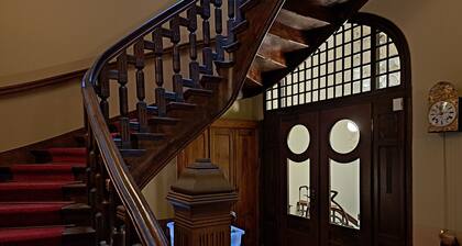 XXL vacation room with bathroom in an Art Nouveau villa for 1-4 people in the city center