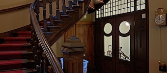 XXL-Ferienzimmer mit Bad in Jugendstilvilla für 1-4 Personen im Zentrum