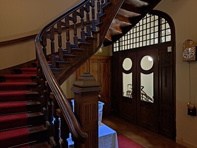 XXL vacation room with bathroom in an Art Nouveau villa for 1-4 people in the city center