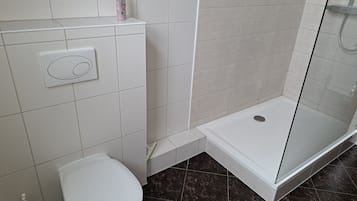 Chuveiro, secador de cabelo, toalhas de banho, sabonete