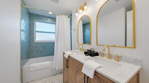 Douche, sèche-cheveux, serviettes fournies
