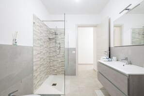 Dusche, Haartrockner, Bidet, Handtücher