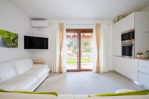 Smart TV - LAURA HOLIDAY HOME - Via Alghero, 9, Bari Sardo (Bari Sardo)