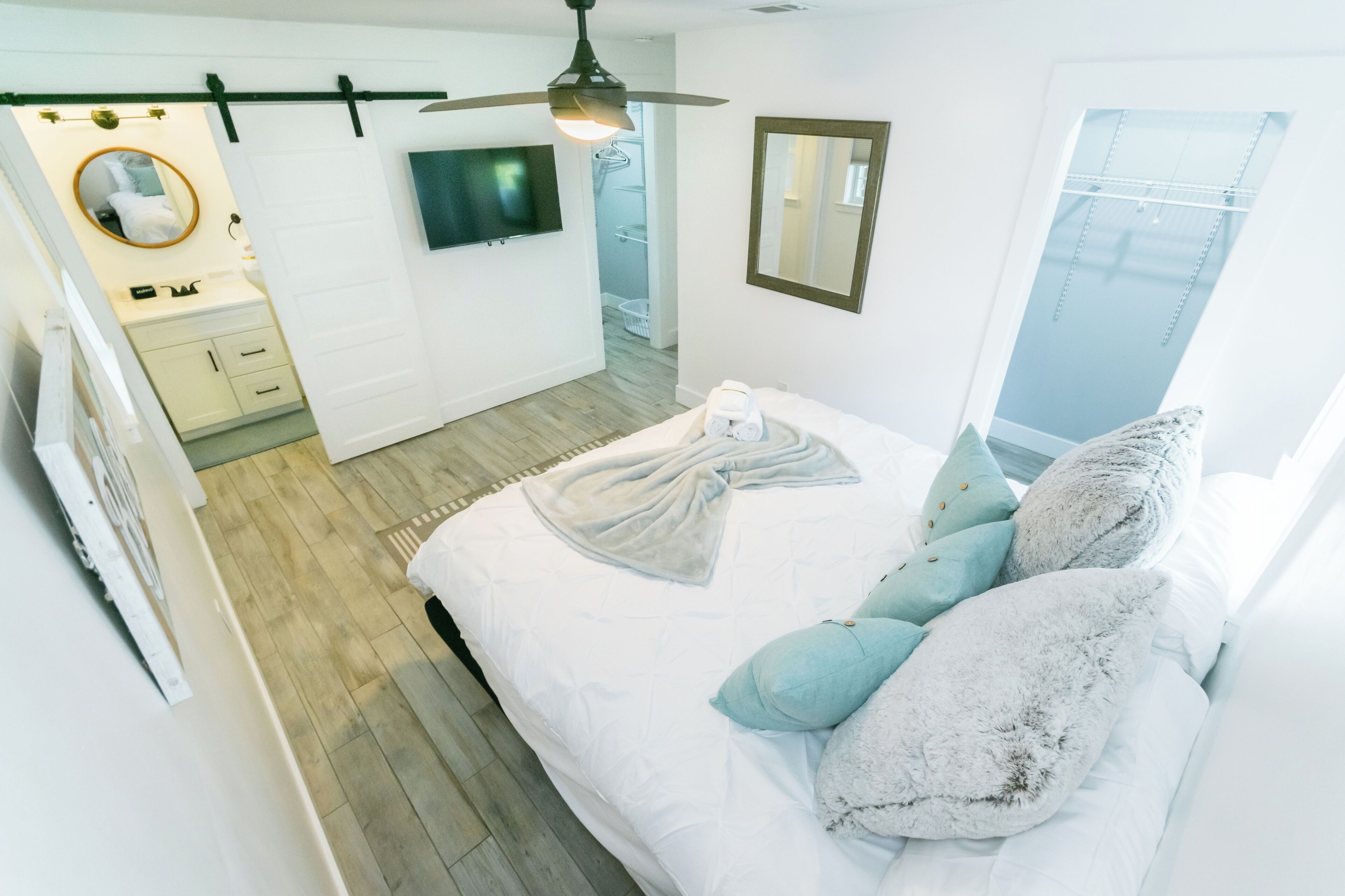 3 quartos, ferros/tábuas de passar roupa, berço de viagem