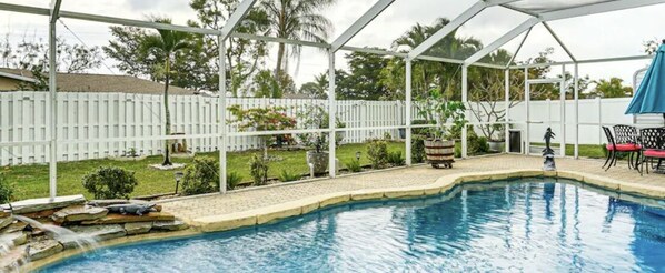 Outdoor pool, a heated pool - Heated pool home. Desirable 3-bedroom located in CapeCoral loads of extras! (Cape Coral)