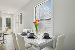 Dining - Modern Close to Downtown North 30+Day (Nashville)