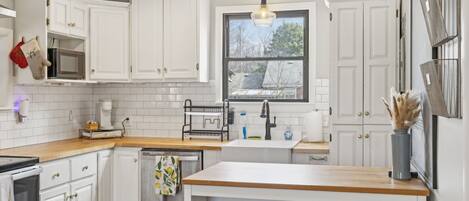 Køleskab, mikrobølgeovn, ovn, kogeplade