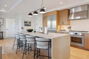 冷蔵庫、電子レンジ、オーブン、コンロ