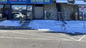 A building with a ski shop named "Europ's Sport" and a sign for "Location Skis". - Apartment facing the mountains -la Belle étoile (Eyne)