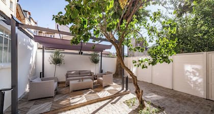 Pretty little house with private garden in Paris