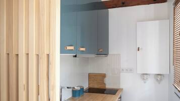 Batterie de cuisine, vaisselle et ustensiles, épices