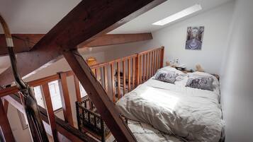 1 bedroom, desk, iron/ironing board, WiFi