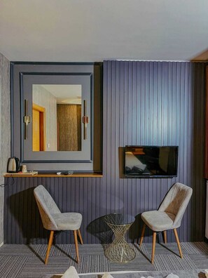 Escritorio y espacio para trabajar con laptop