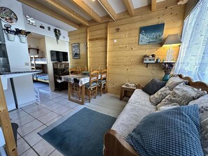 A cozy cabin interior with a dining area, kitchen, and a living room with a sofa and a rug. - 2nd floor, tv, 42m², Villard de Lans (Villard-de-Lans)