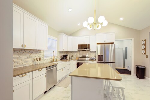 Spacious 4-bedroom house near Schafer Lake minutes off I-94. High Speed Wi-Fi.