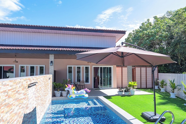 Kolam renang terbuka, payung kolam, kerusi lepak pantai