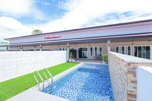 Un edificio moderno con piscina, un patio cubierto y un letrero que dice "D'Ville Spa College".