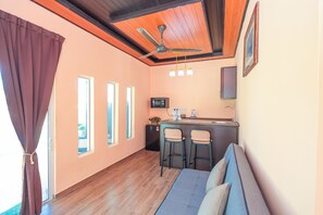 Executive Villa, 2 Bedrooms, Private Pool, Garden View | Ruang tamu | 40 inci televisyen LED dengan digital 