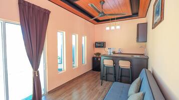 Executive villa, 2 slaapkamers, privézwembad, uitzicht op tuin | Woonruimte | Een 40-inch ledtelevisie met digitale zenders