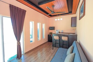 行政别墅, 2 间卧室, 私人游泳池, 花园景观 | 起居区 | 40-英寸LED 电视（配备数码频道）