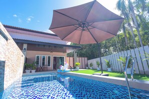 Two-Bedroom Villa | Down comforters, memory foam beds, desk, laptop workspace