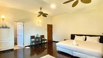 Deluxe Double Room, Partial Sea View | Seterika/papan seterika, Wi-fi percuma