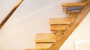 A wooden staircase with a simple design, leading upwards. - La mia Volta in Ostuni (Ostuni)