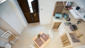 A compact kitchen with a dining area, a sink, and a microwave. - La mia Volta in Ostuni (Ostuni)