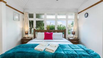 4 bedrooms, iron/ironing board, free WiFi, bed sheets