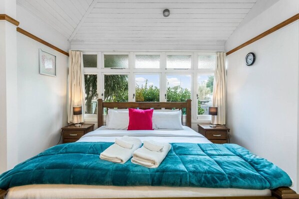 4 bedrooms, iron/ironing board, free WiFi, bed sheets