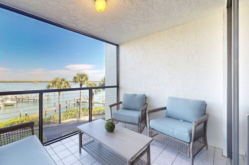 Spacious condo with water views, tennis, hot tub & pool – ideal for relaxation