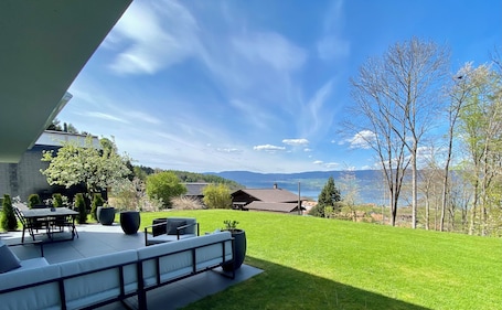 Restauration extérieure. Lakeview Guesthouse with Two Bedrooms & Private Bathroom