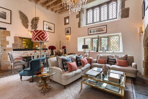 Una Smart TV, una chimenea, una oficina