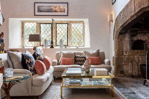 Una Smart TV, una chimenea, una oficina