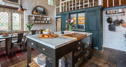 Elizabethan Manor - Seven Bedroom Villa, Sleeps 14