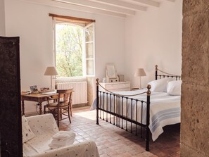 7 bedrooms, iron/ironing board, internet, bed sheets - Chateau Des Figuiers (Jegun)