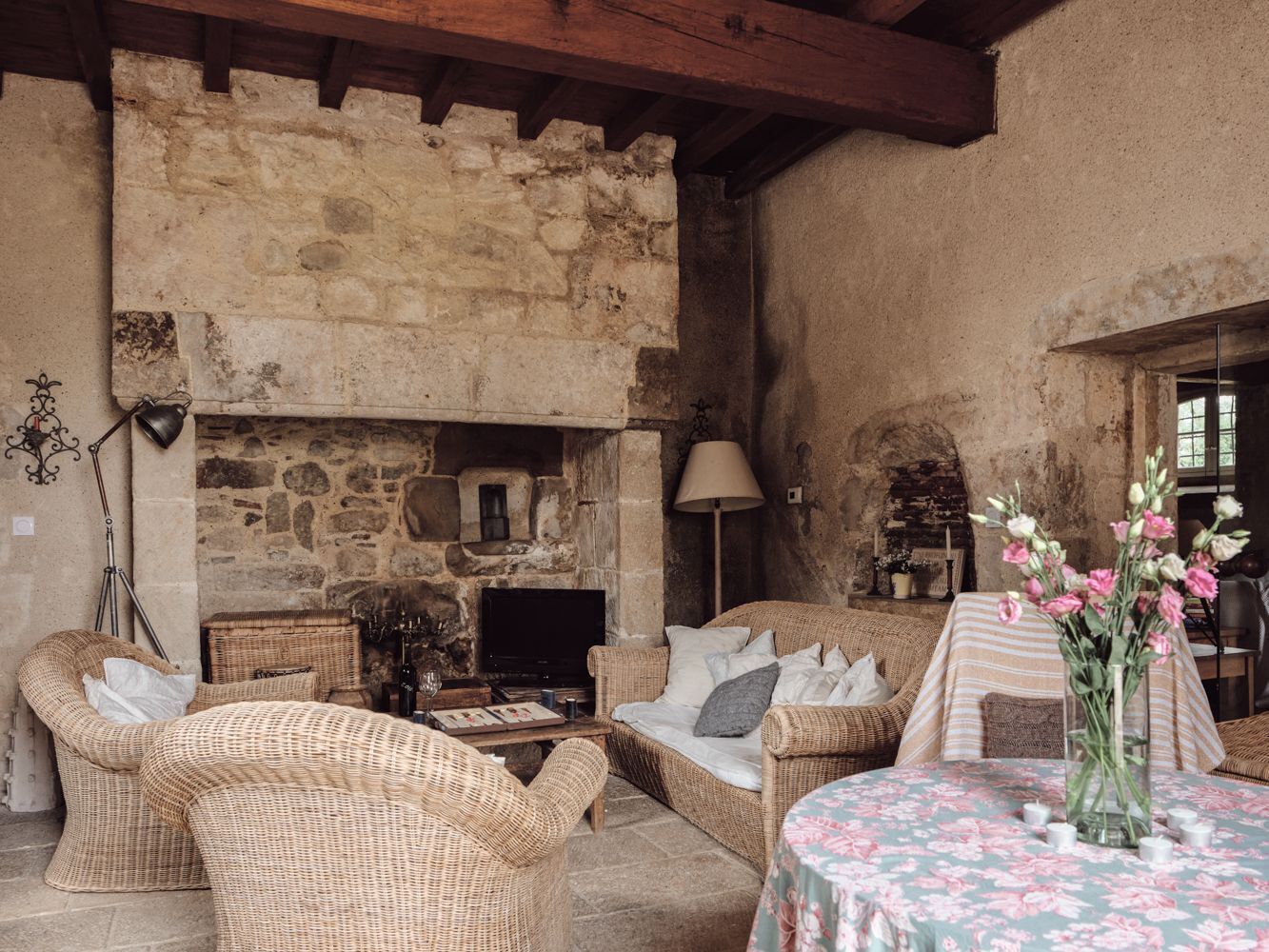 智能电视、壁炉、DVD 播放器、乒乓球