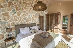 4 bedrooms, iron/ironing board, Internet, bed sheets