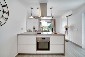 Kjøleskap, mikrobølgeovn, ovn og oppvaskmaskin