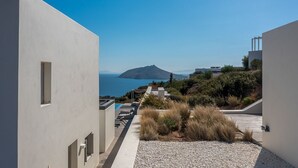 Un edificio moderno con vistas al mar y a la montaña.